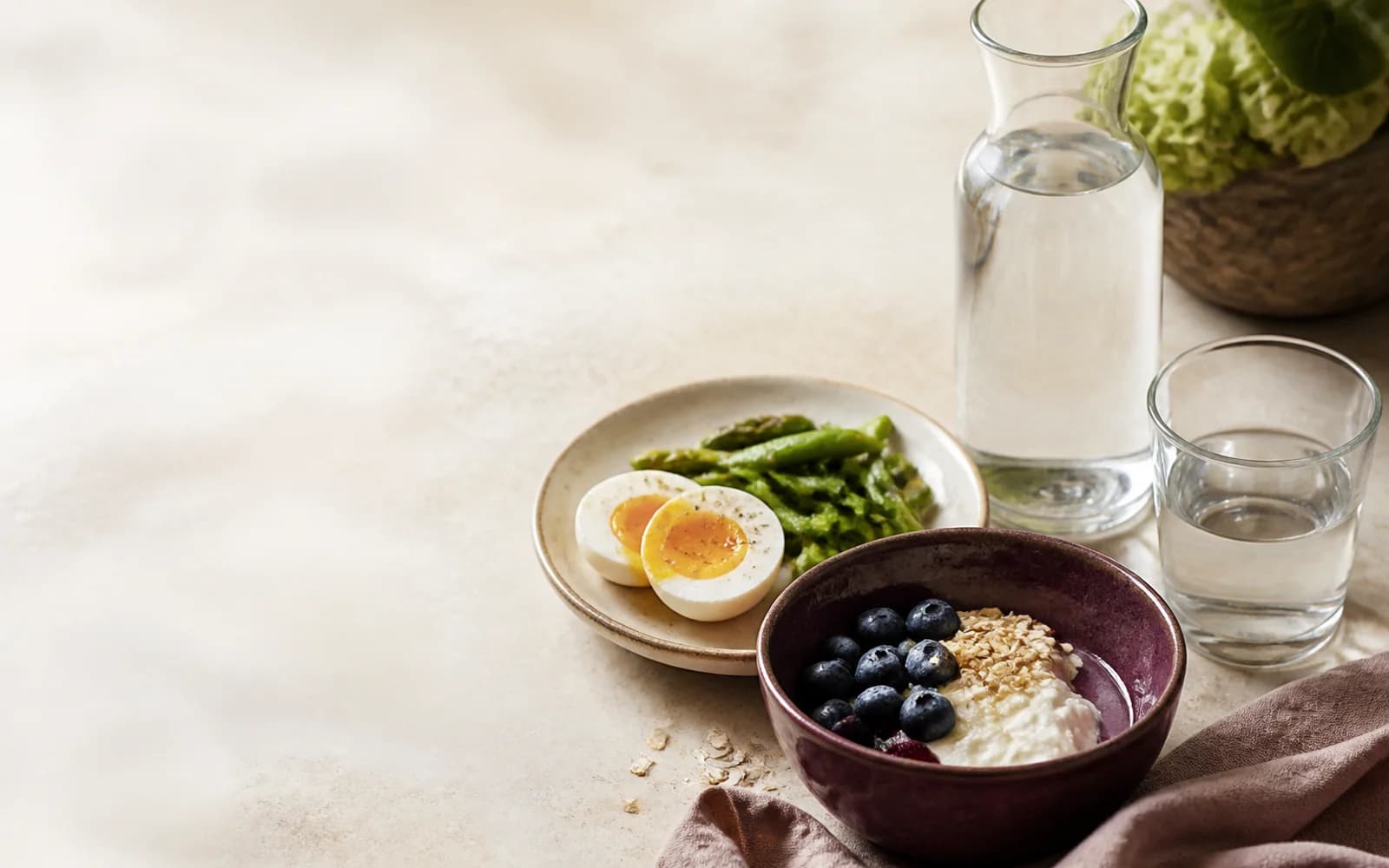 Petit repas protéiné et verre d’eau