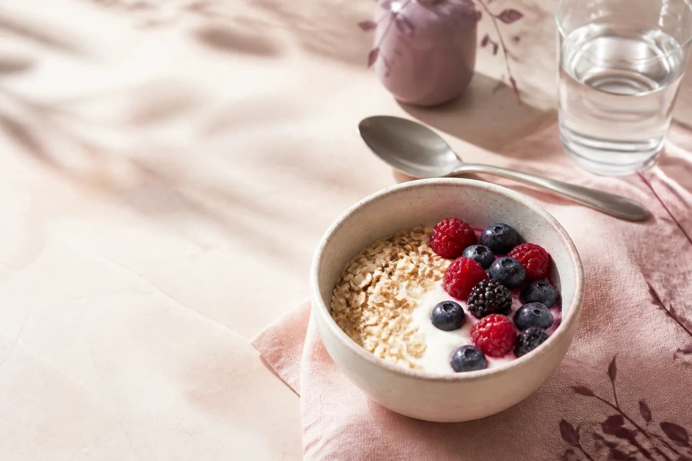 Bol protéiné en petite portion avec yaourt, avoine et fruits rouges