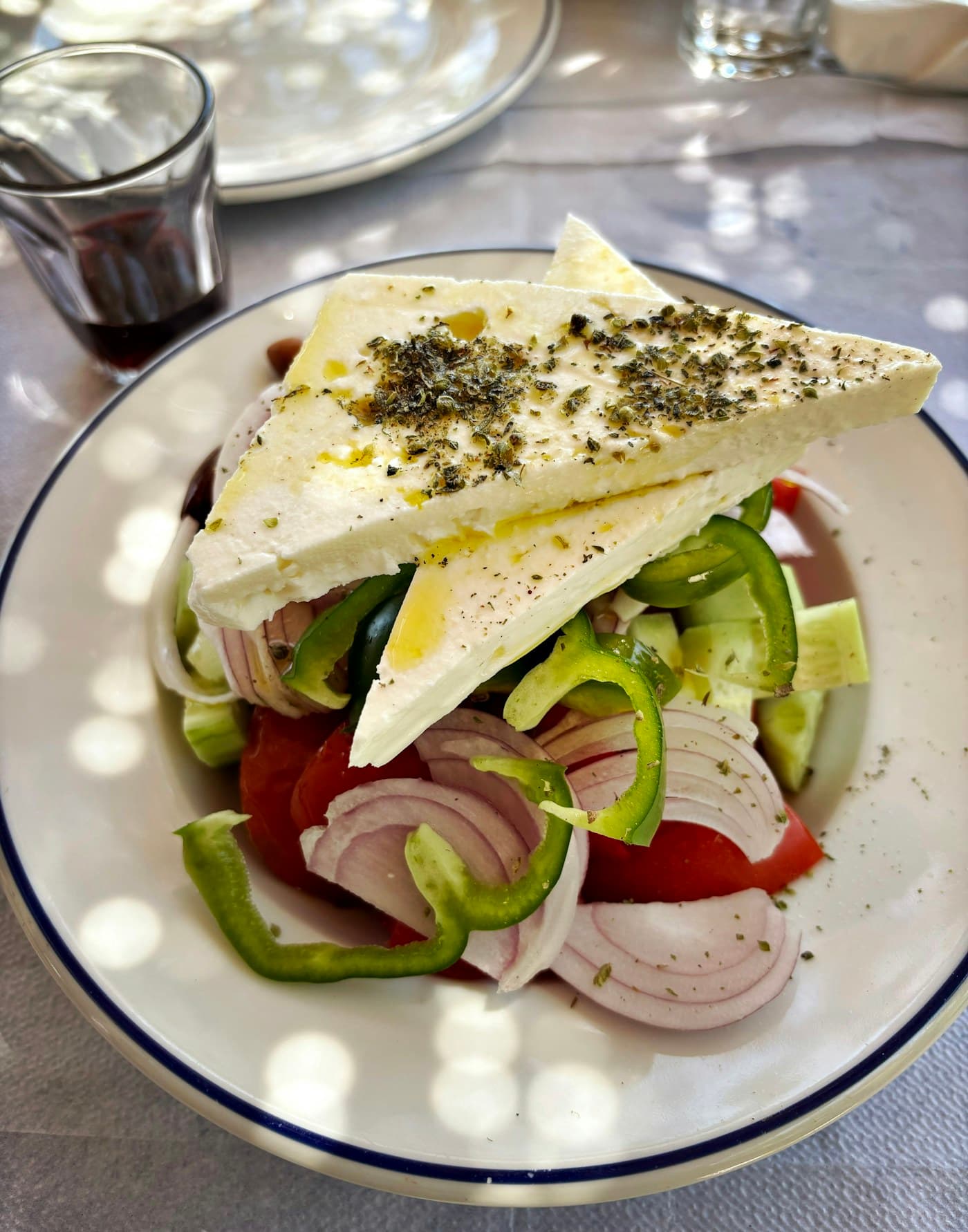 Salade grecque de tomate, concombre, poivron, oignon rouge et feta