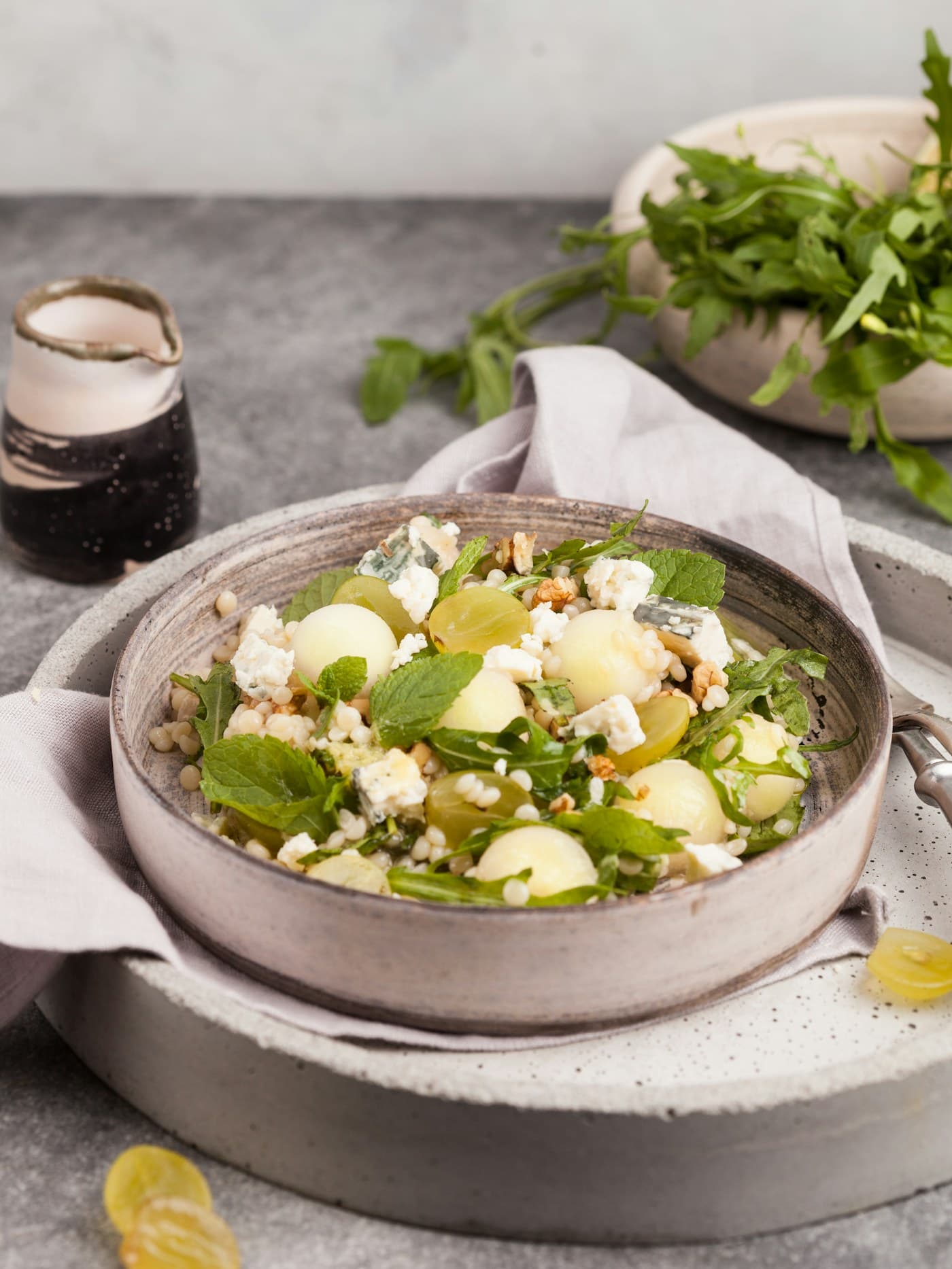 Salade estivale au melon photographiée par Mariana Medvedeva