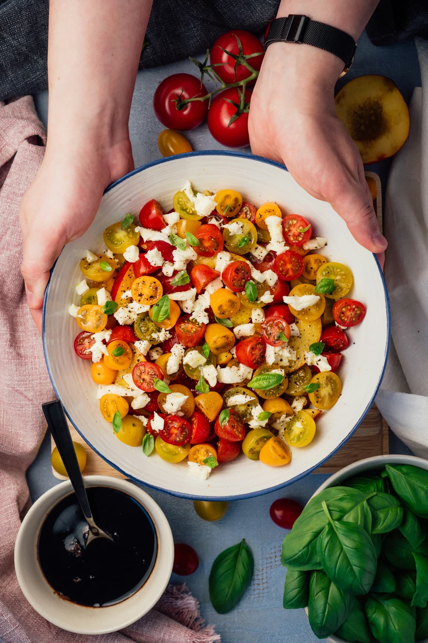 Salade estivale de tomate, nectarine et feta photographiée par Adam Bartoszewicz