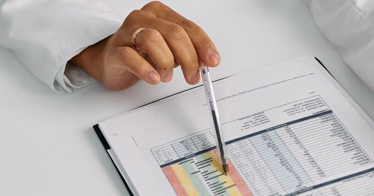 Une médecin examine un tableau de données cliniques