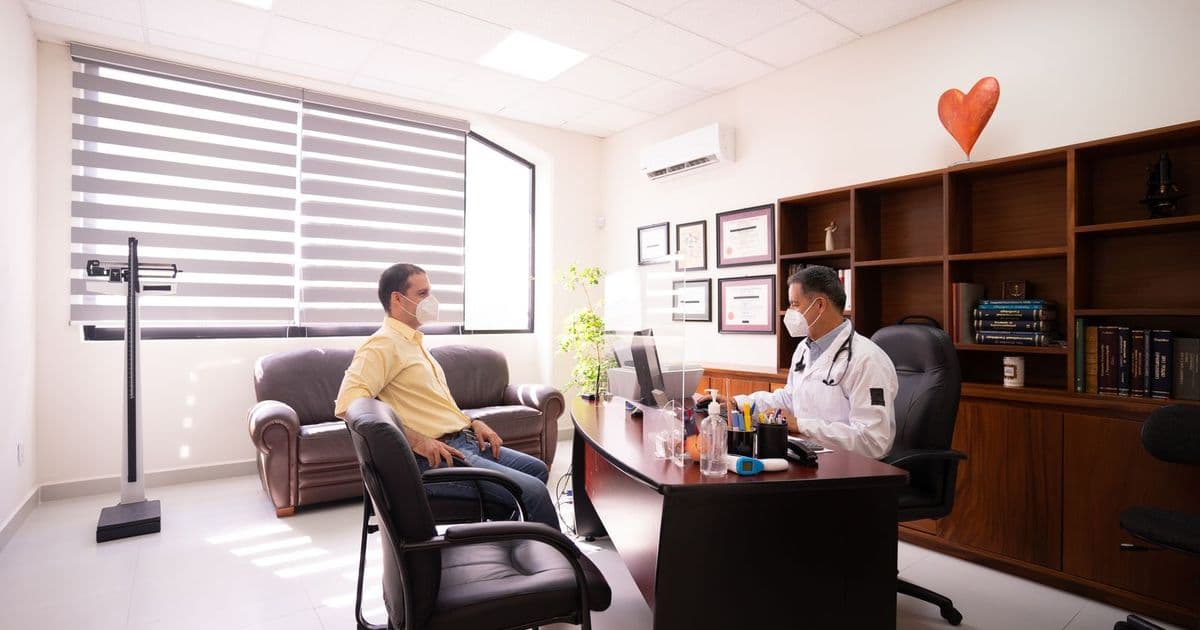 Un médecin échange avec un patient dans son cabinet